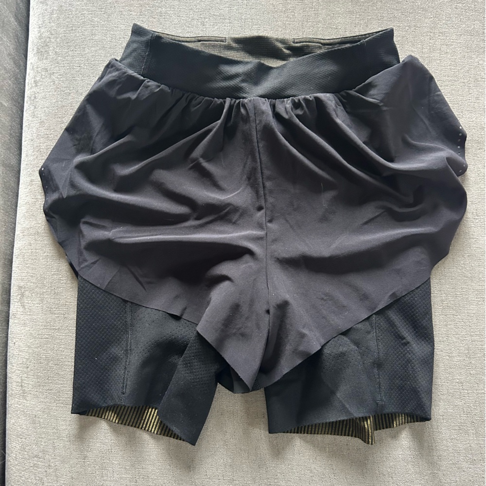 Lululemon - Track that two and one high rise short 6in - size 4